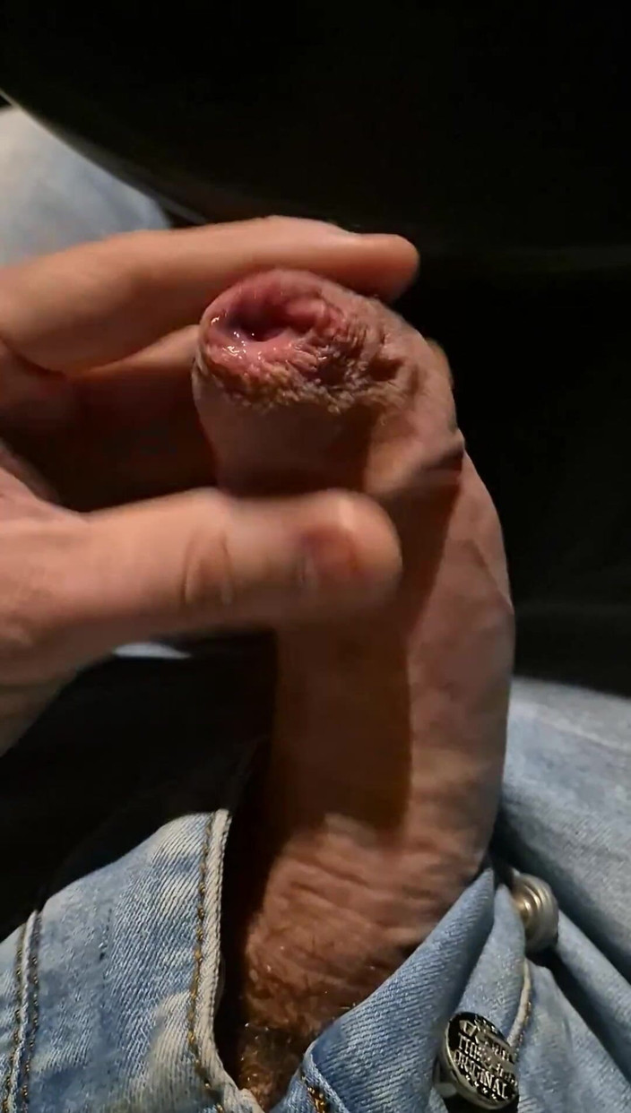 GloomyChase977: Vazando precum do meu prepúcio apertado