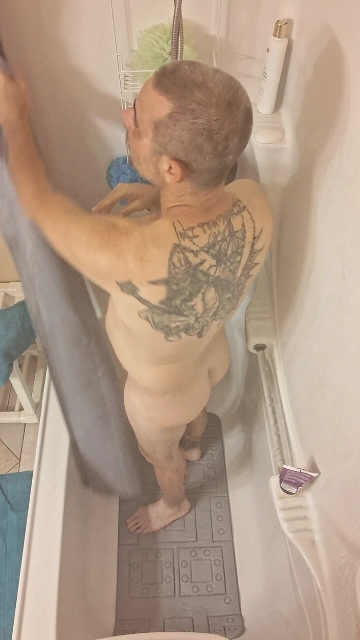 DubeSnackes: DubeSnackes, "Время душа", растирание мыльных пузырей по всему моему телу, затем убедившись, что мой член чист, растирая один.