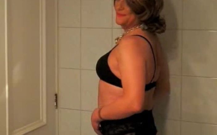 HectorChile1969: Travestiet Fernanda Gomez voor de spiegel
