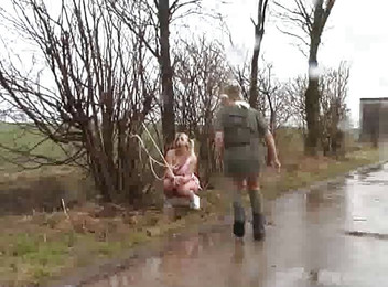 Lezdom Austria: O casal de militares pervertidos humilha publicamente sua escrava loira...