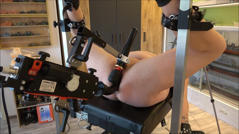 Slave Jenni: गुलाम MILF इस्तेमाल किया और गड़बड़