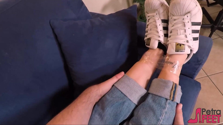 Foot Fetish HD: Petras füße in klebeband-bondage