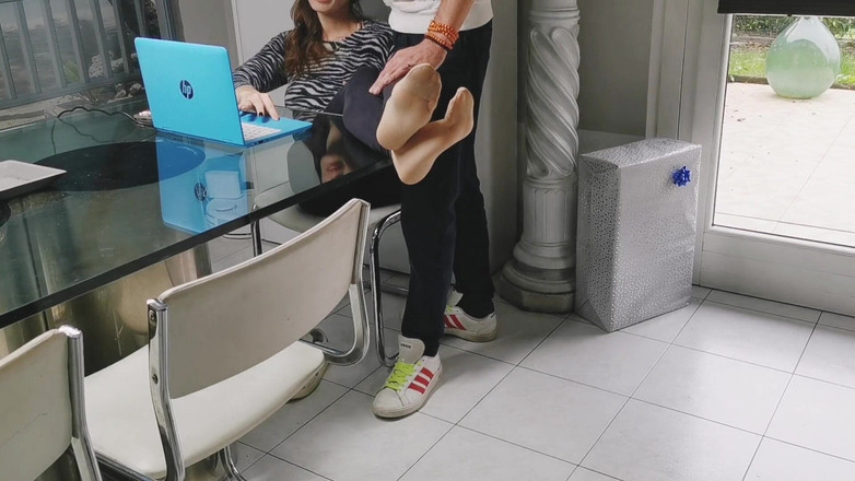 Yvonne: Chỉ dành cho những người yêu thích nylon soles