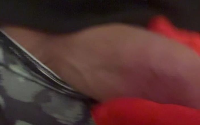 Panty Freak 3017: Probarse bragas con bulto de polla