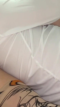 Mollige kolumbianische stiefmutter stillt ihren stiefsohn und gibt ihm einen nassen handjob