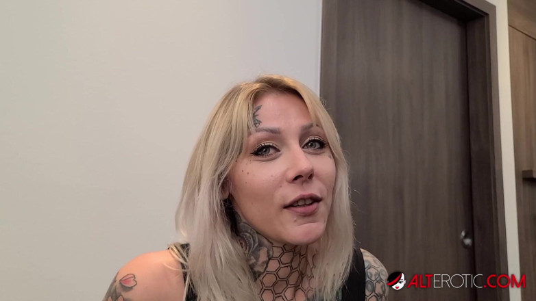 Alt Erotic: 자지를 빨고 짐을 삼키는 Nayomi Sharp
