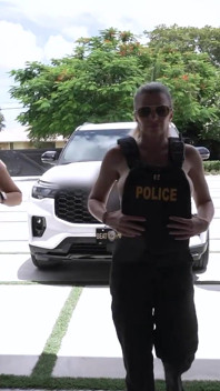 Cory Chase dans beatcops - gangbang anal inversé