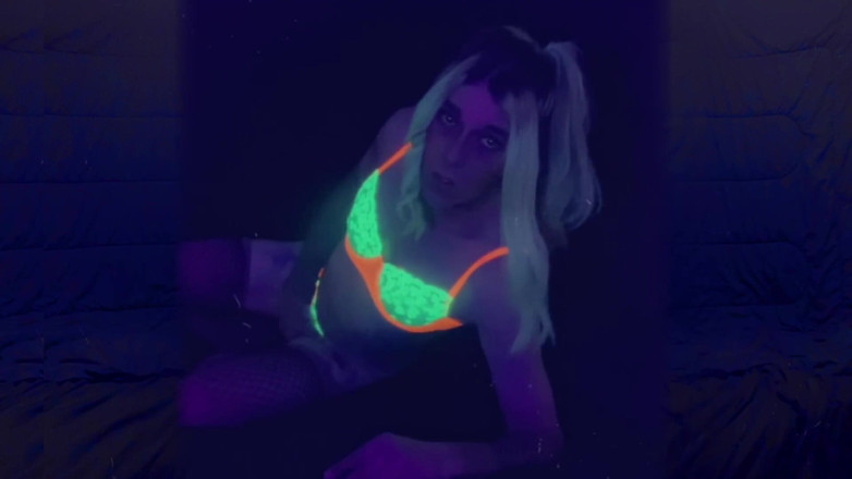 CarmenMelatonin: 放荡的tgirl为坚硬的鸡巴摆姿势