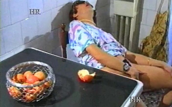 Hans Rolly: Video escándalo de los 90 con amas de casa italianas # 1
