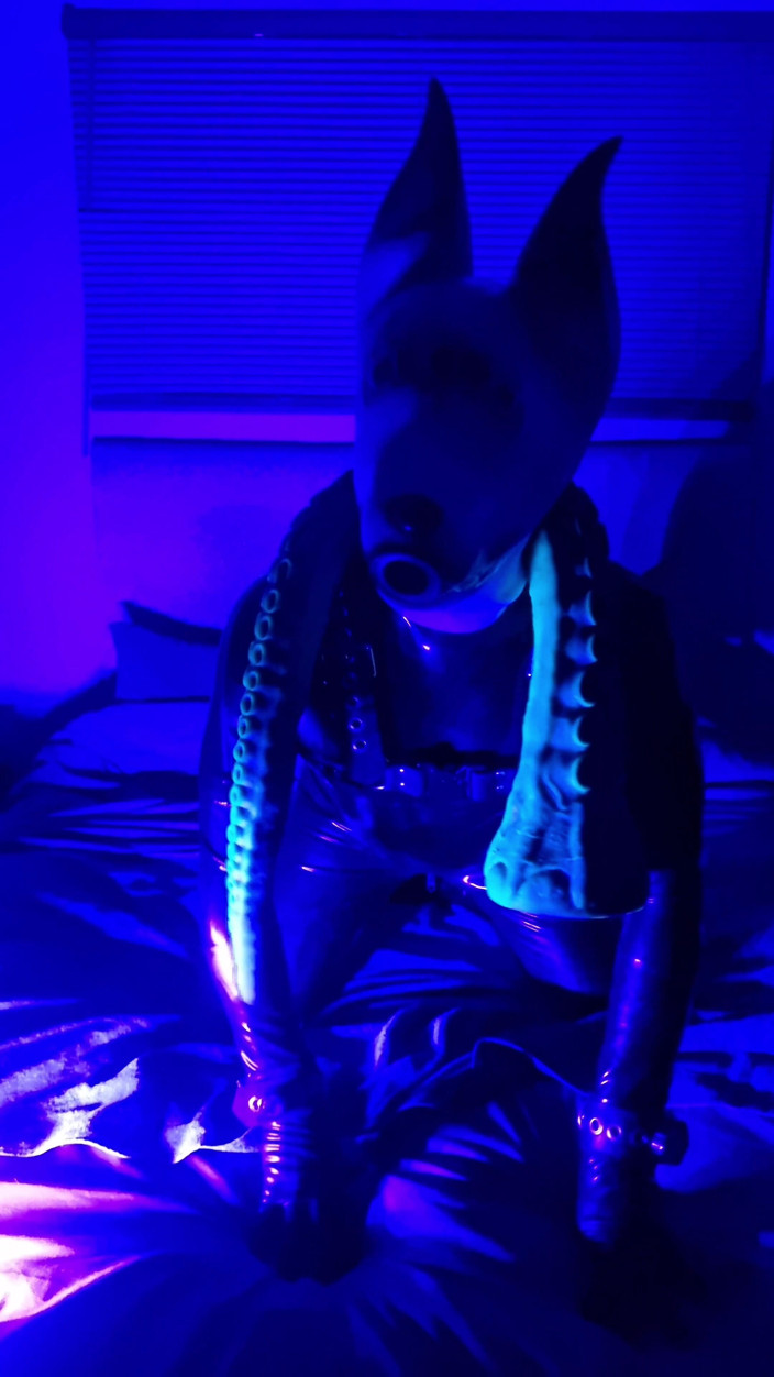 Athos: Uv latexová drone relace