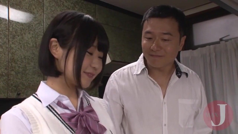 Asian happy ending: Asyalı üniversiteli kız yarak emiyor ve ağzına boşaltıyor
