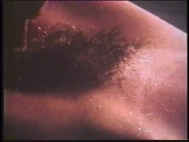 Old Good Porn: Retro blonďatá kočička ráda jezdí na tvrdém péru svého milence...