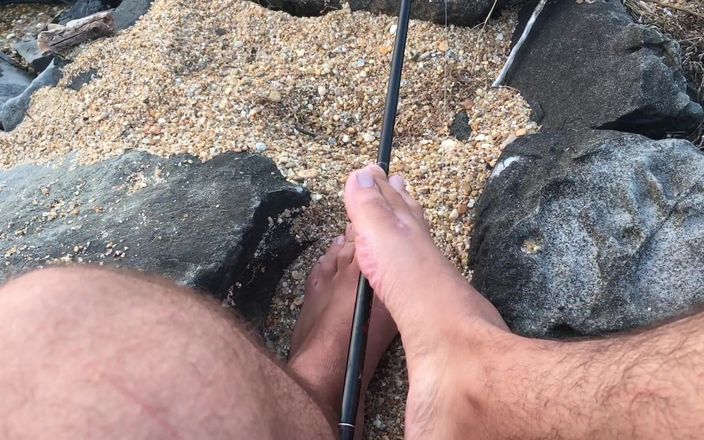 Manly foot: Rod in Hand Skinny Scufundare în ziua obraznică la lac cu...