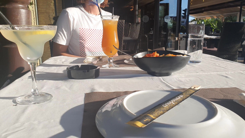 Dirty Molly: Napalona przebita laska dostaje ogromne tryska w restauracji