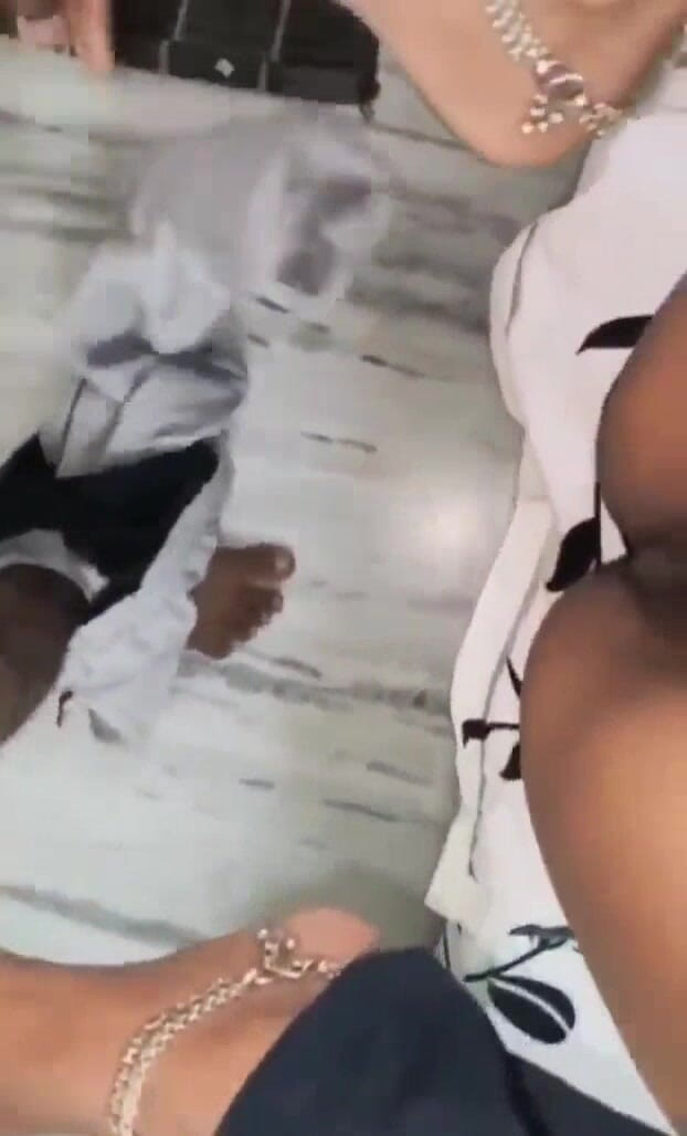 Romanticouple143: De zwager begint te neuken nadat ze haar zijn penis...