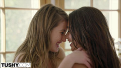 Tushy: Prdelaté dvě studentky se roztírají pro bohatého chlapa