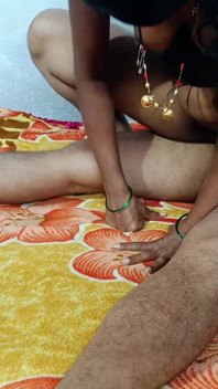 Indická sexy manželka Domácí lízání prsou Lisování kouření Fuking