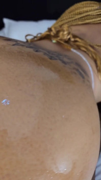 Duas putas com tesão compartilhando um pau