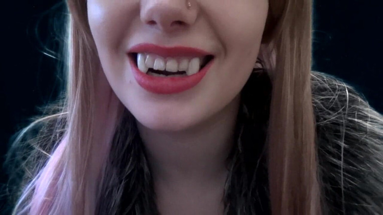 Goddess Misha Goldy: Un vampire diabolique sexy fume et te parle !