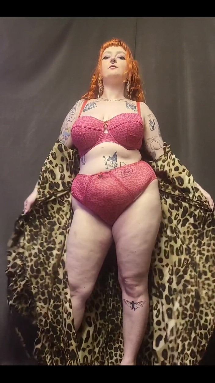 Bunny Royle: Menunjukkan kepada Awak Semua Saya Yang Seksi , Bits Dan Curves