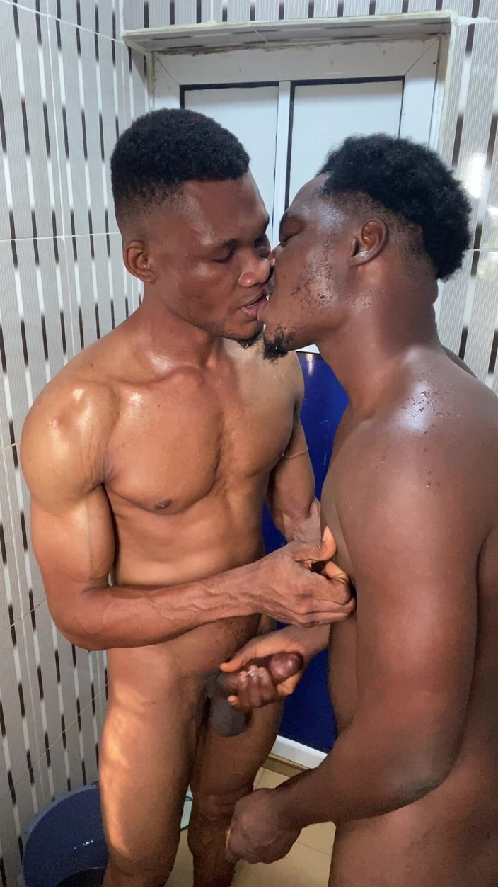 Dverse: 자지를 빨아주는 거유 밀프