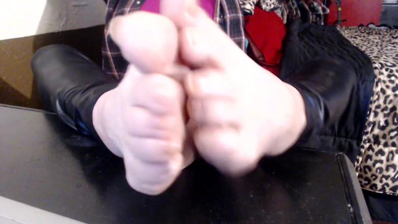 Abby Anna: Closeup long real toenails