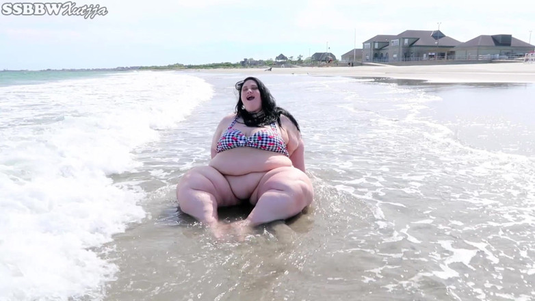 Xutjja: Publicly Fat at the Beach