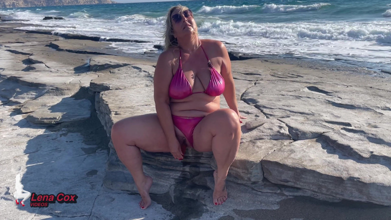 Lena Cox: Bikini Nympho Masturbeert Op Het Strand - Risicovolle Spuitende Orgasmes