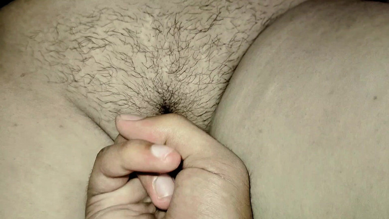 Ivy Brooks: Aku lagi asik fingering memeknya sampai muncrat banyak banget setelah...