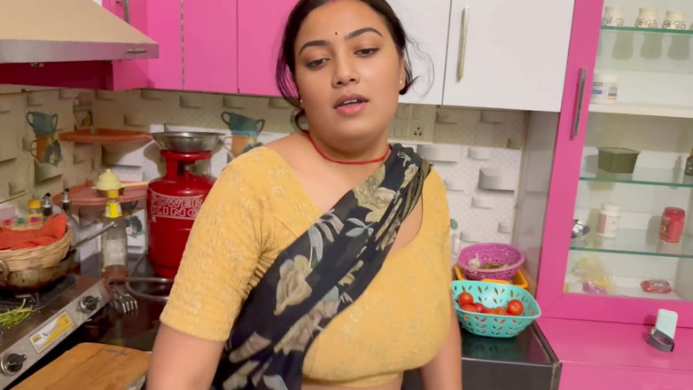 Hotty_ragini: Minha adorável madrasta estava cozinhando na cozinha, padrasto foi para...
