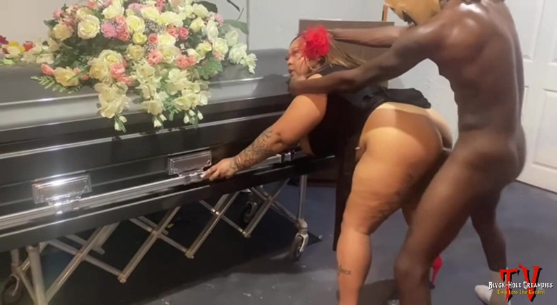 Blvck Rose TV: Dick-o-ween: Belaquis es follada en una funeraria encantada por bbc