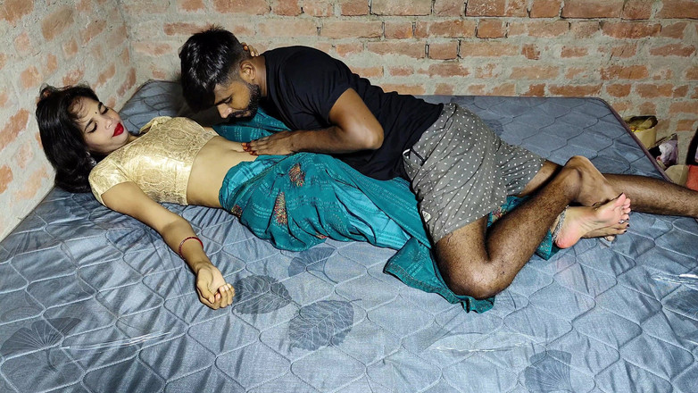 Shivanibaby: भाभी ने मुझे रात के खाने के लिए अपने घर आमंत्रित किया और उसकी चूत की चुदाई की