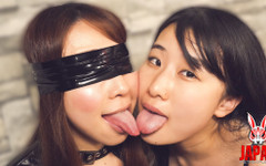 Japan Fetish Fusion: Minami Ikejiri se zavázanýma očima je mokrá a polibky s...