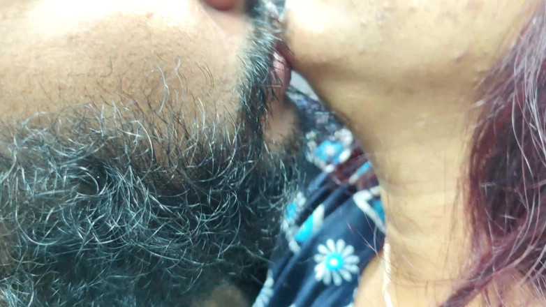 Vaigavarun45: honthon ka taala, gale men chunban aur malloo larki ke...