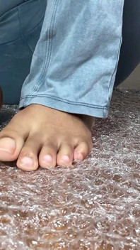 ピンクフォックス、足付きプチプチをポップス