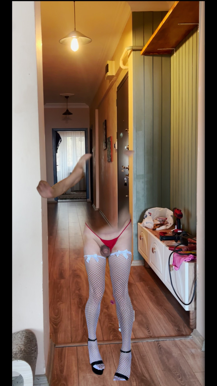 cd_aysemmm: Sora mea vitregă este foarte drăguță, are 19 ani și virgină