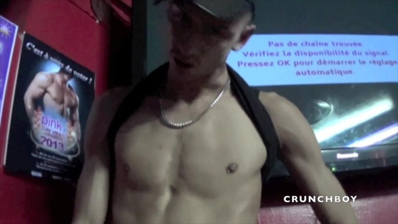 STRAIGHT BOY CURIOUS: Curvă asiatică futută de o pulă arabă XXL