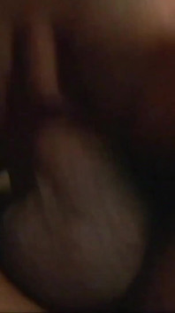 O indiancă cu piele neagră fute o pulă neagră pentru a se bucura de spermă