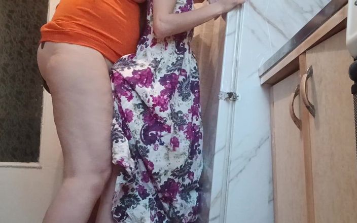 Lesbian-illusion: La mamma di mio marito mi scopa quando siamo a...