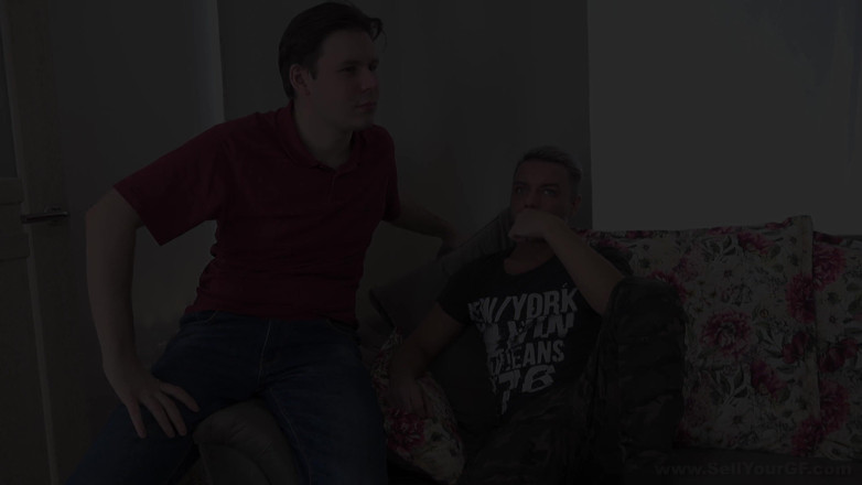 Sell Your GF: Blondine gefickt mit dem freund beobachten