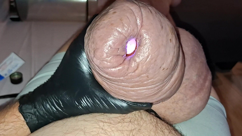 Monster_Meat_: Masturbando-se com vibrador