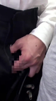 Жара в переполненном автобусе - замужняя женщина замечает, и напряжение создает между ними - Scene1