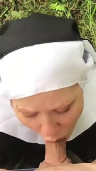Monja sucia Vilu Vidish está chupando polla en el bosque