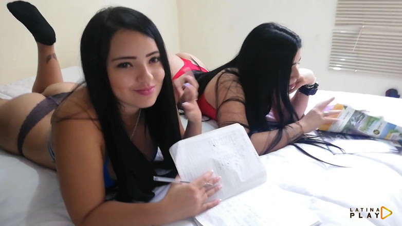 LatinaPlay: Due sorellastre chiedono aiuto per i compiti universitari ma invece...