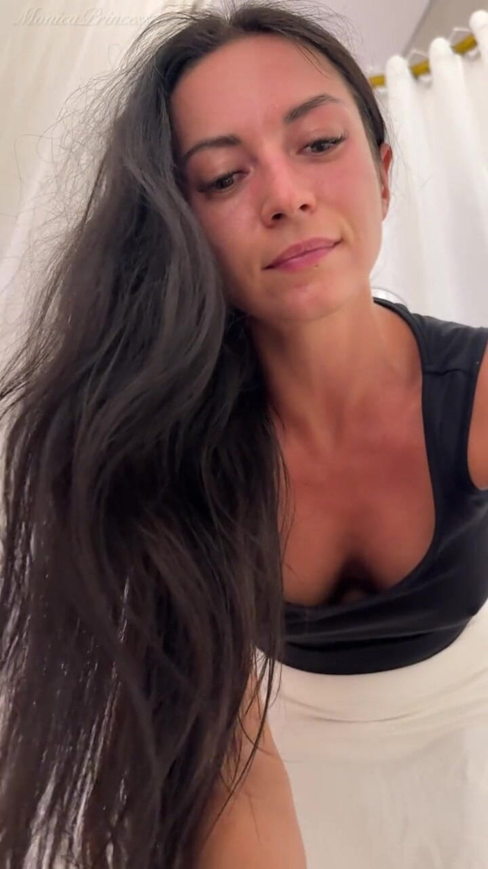 Princess Monica: Vyzkoušejte bikiny v butiku v šatně