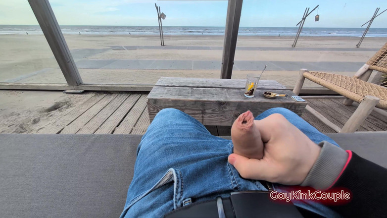 GayKinkCouple: Riskantní wank na pláži
