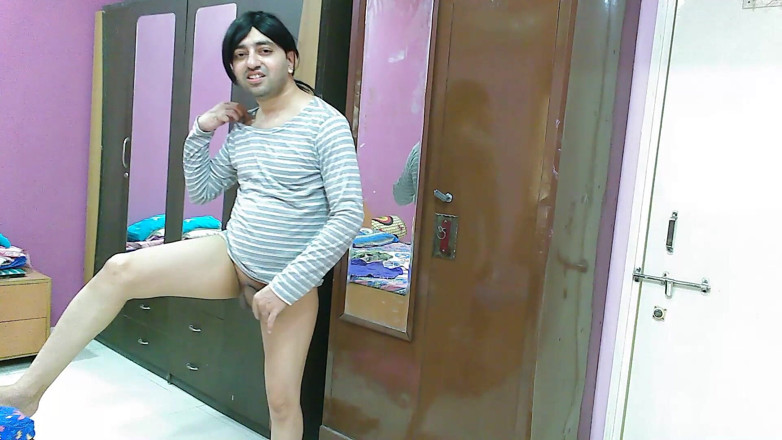 Cute & Nude Crossdresser: Сладкий сисси кроссдрессер фембой Sweet Lollipop только в футболке ее сводной сестры.