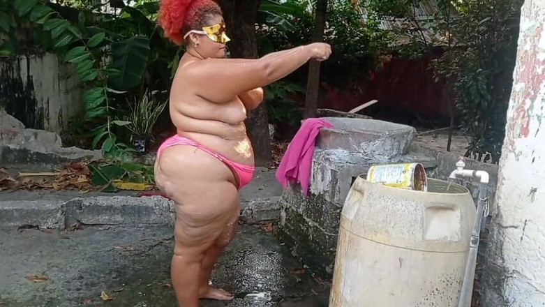 Gordita Culo Rico: Moje děvka nevlastní matka se sprchuje na terase
