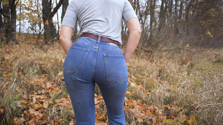 Teasecombo 4K: MiLF in blue jeans stuzzica il suo fantastico culo all'aperto