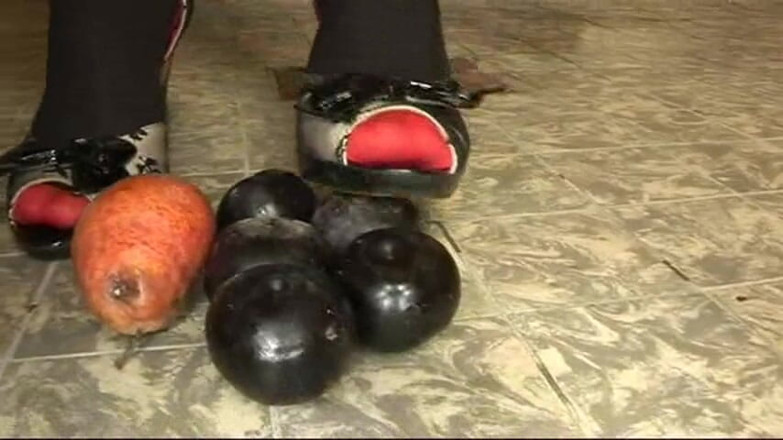 Doris Distel: Naughty chick crushes the fruit